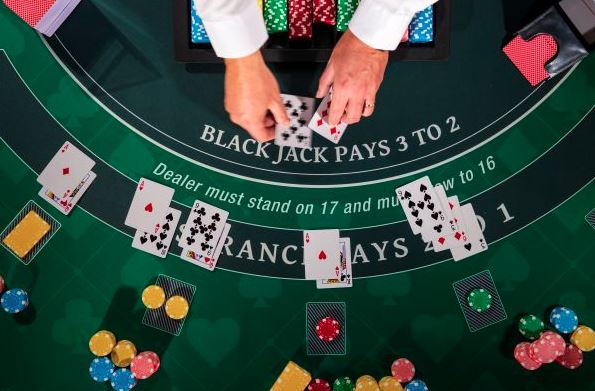 Analyzing the Possible Outcomes of Splitting Aces in Blackjack